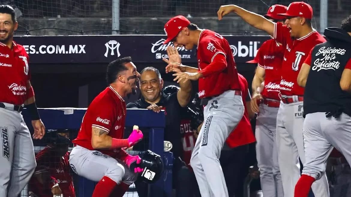 Toros aplasta a Sultanes y avanza a la Serie del Rey