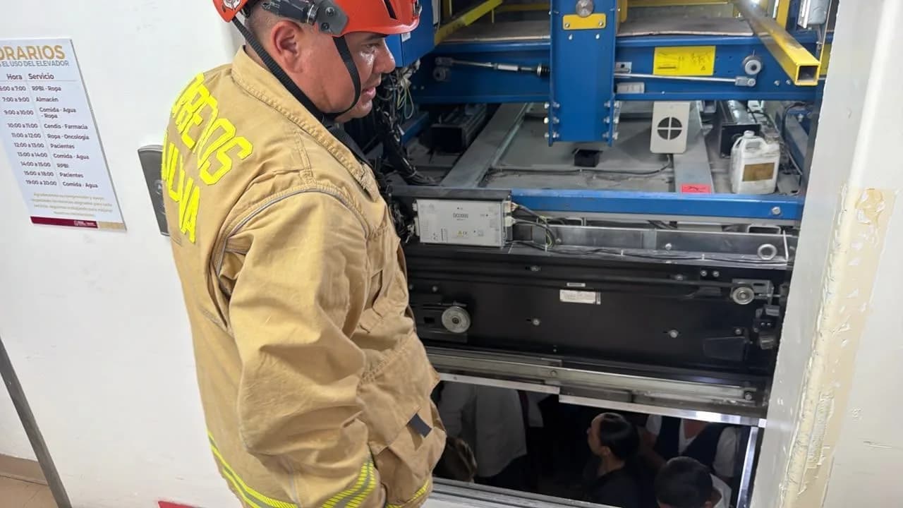 Bomberos rescatan a personas atrapadas en elevador del Hospital General