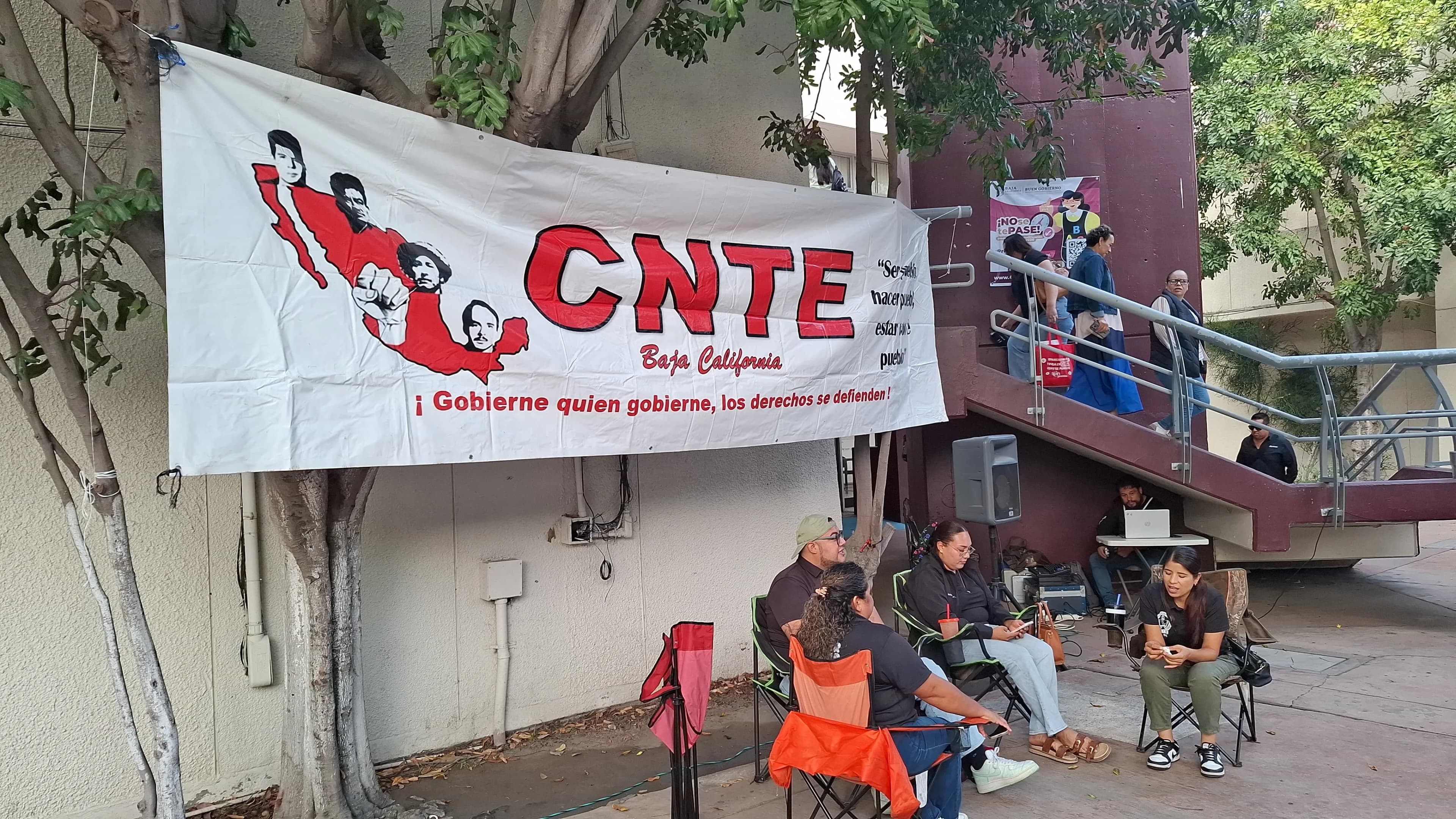 Maestros interinos de la CNTE en Tijuana protestan por adeudos salariales