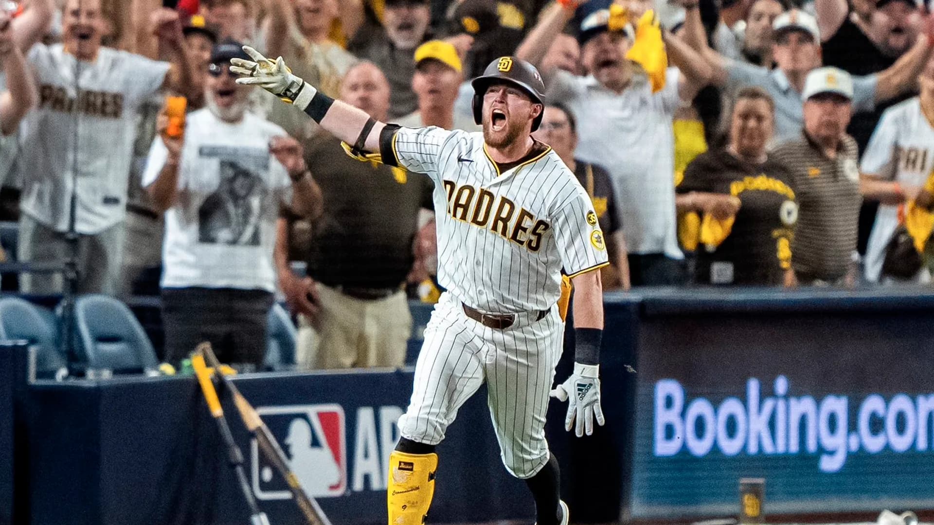 Padres vencen a Milwaukee y siguen con vida en playoffs