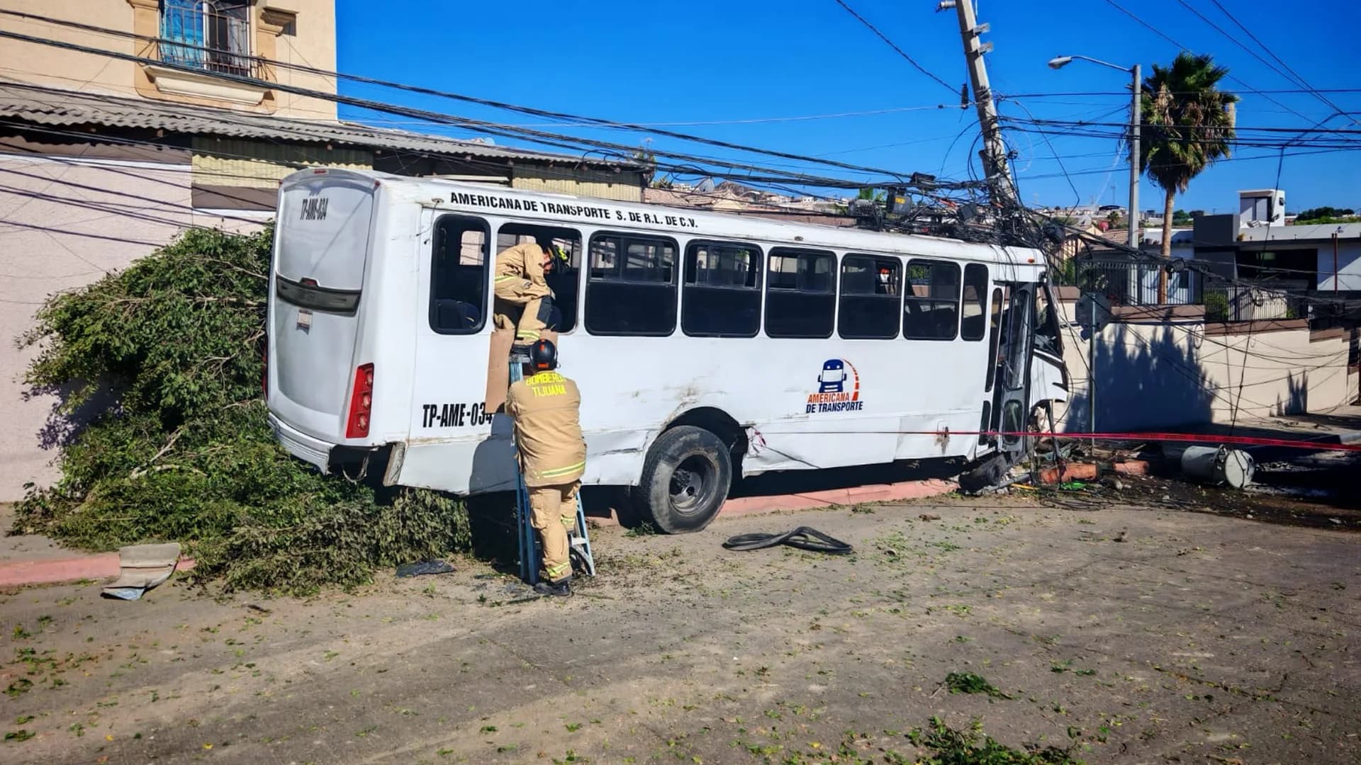 Camión de transporte de personal se accidenta en Santa Fe; hay ocho lesionados
