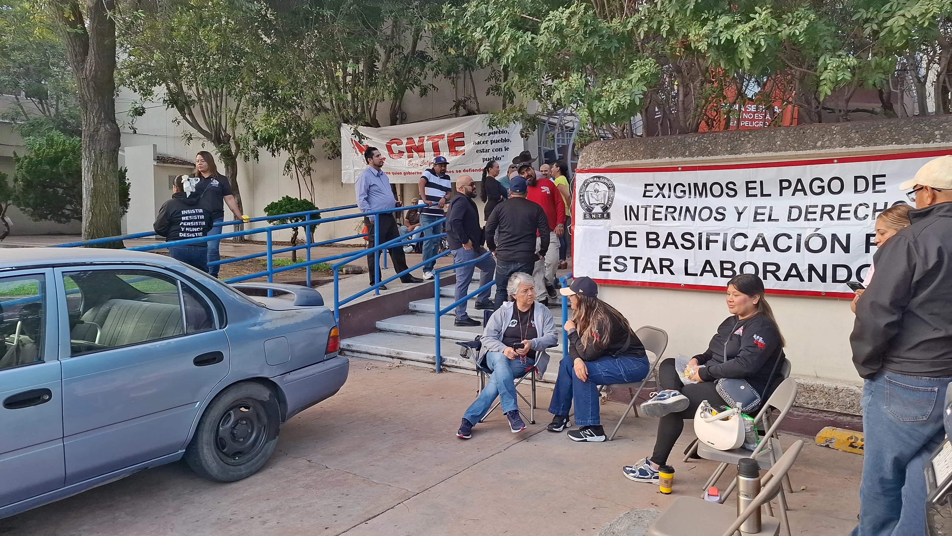 Sin sueldo, maestros de la CNTE buscan otros trabajos y recurren a préstamos